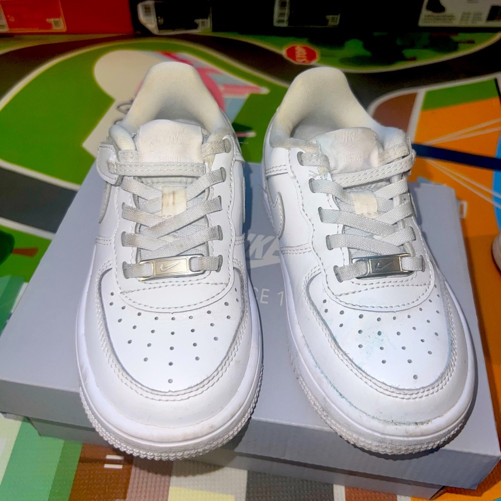 Air Force 1 white lows easy on